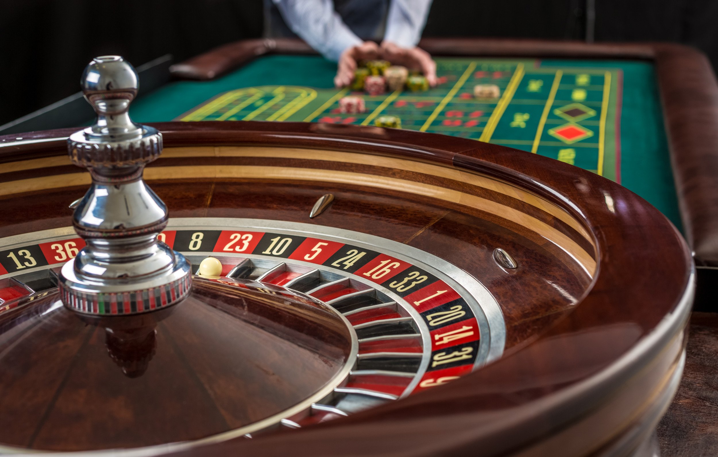 Pengguna mengakses live casino raja4d dari ponsel Android dengan tampilan responsif
